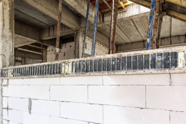 İnşaat alanındaki yeni ev inşaatı devam ediyor