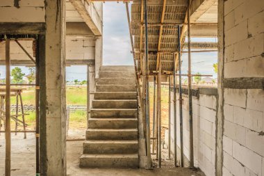 İnşaat alanında beton merdivenli yeni bina iç mimarisi