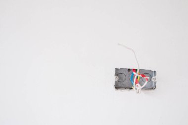 Ev inşaatının prizinde elektrik hattı var.