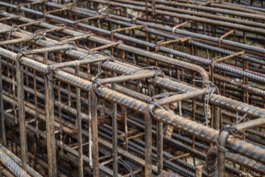 İnşaat alanında güçlendirilmiş beton için çelik çubuk