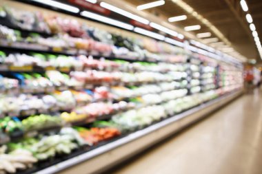 Soyut bulanık organik meyveler ve sebzeler süpermarketteki market raflarında Bokeh light arka planda çözülmüş.