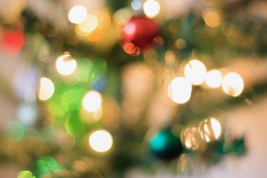 Dekorasyonlu soyut Noel ağacı bokeh ışık bulanık arkaplan