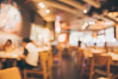 Restoran kafesi ya da kafenin içi soyut odaklanmış bulanık arka planı olan insanlarla dolu.