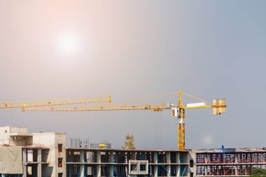 İnşaat kulesi vinci inşaat alanında.