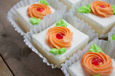 Renkli pastalar kapayın