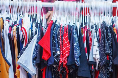Askılarda farklı renkte moda kıyafetleri