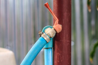 Mavi kauçuk çizgili musluk