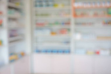 İlaç arkaplanlarıyla dolu eczane rafları
