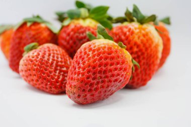 Beyaz arka planda çilekler