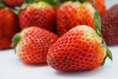 Beyaz arka planda çilekler