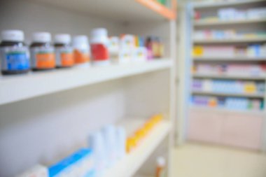 Eczanede bulanık ilaç rafları