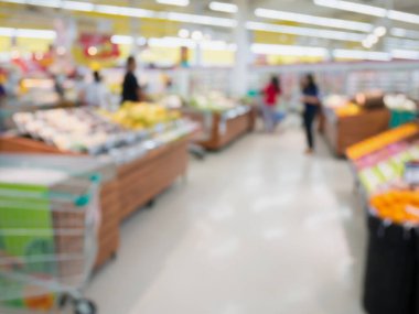 Müşterilerle marketin arka planı bulanık