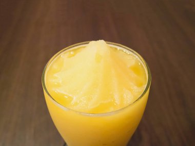 Ahşap masada donmuş portakal suyu.