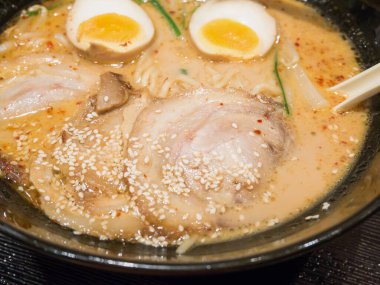 Japon eriştesi, baharatlı ramen domuz eti ve haşlanmış yumurta.