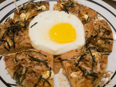 Japon pizzası, Japon yemeği. Yumurtalı okonomiyaki.