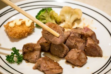 Izgara biftek, biftek Japon usulü yemek, beyaz tabakta.