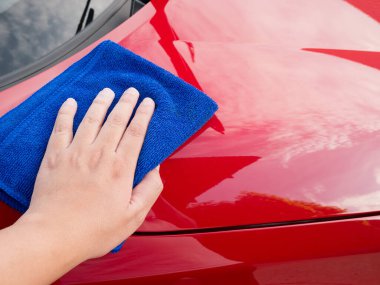 Arabayı mikrofiber bezle temizliyorum.