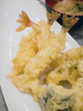 Beyaz tabakta karides tempura, Japon mutfağı.