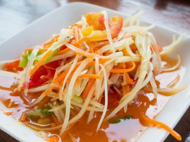 Tahta masada Tayland papaya salatası (Som tum Thai)