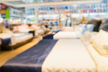 Mobilya ev ve dekor mağaza arka planında satılık yatak soyut bulanık