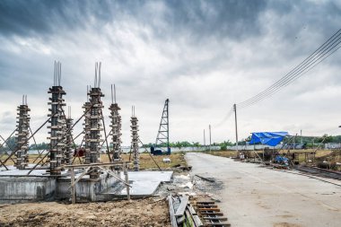 İnşaat alanındaki yeni ev inşaatı için çimento çerçeveleri, gayrimenkul geliştirme