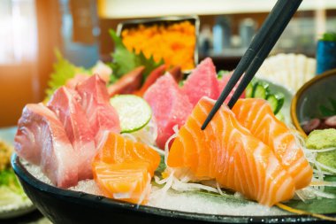 Sashimi, somon balıklı ve çubuklu buzlu.