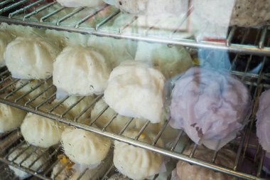 Rafta Çin buğulamalı çörek var.