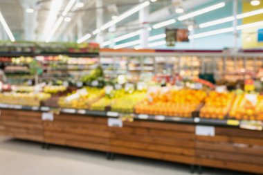 Raflarda meyve ve sebze bulunan süpermarketler bulanık arka plan