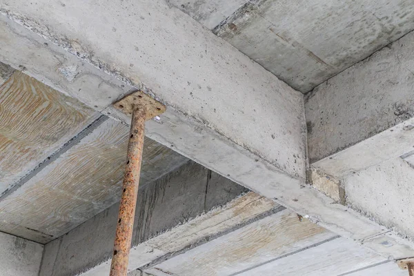  Demir çelik destekli beton kirişlerle inşaat halindeki bina