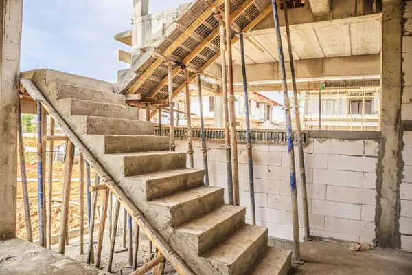 İnşaat alanında beton merdivenli yeni bina iç mimarisi