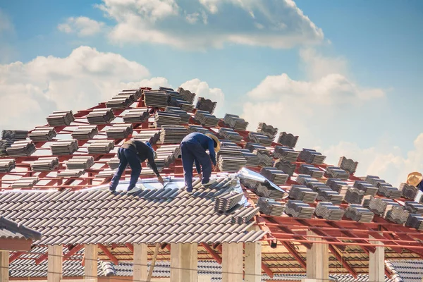 House Construction Roofers Laying Tiles Roof New Building — Stock Photo, Image