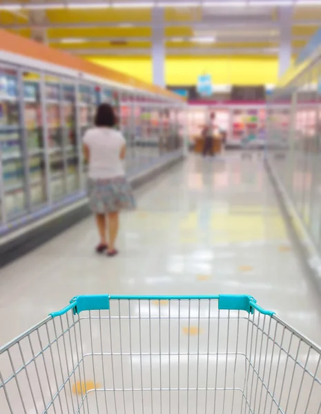 Carrito Compras Ver Supermercado Pasillo Leche Yogur Congelador Alimentos Congelados —  Fotos de Stock