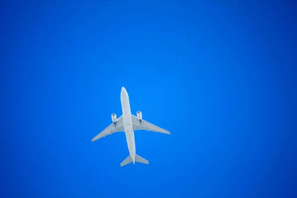 Avion Volant Avec Ciel Bleu — Photo