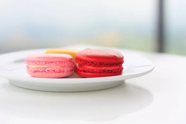 Süße Und Farbenfrohe Französische Macarons Auf Weißem Tisch — Stockfoto