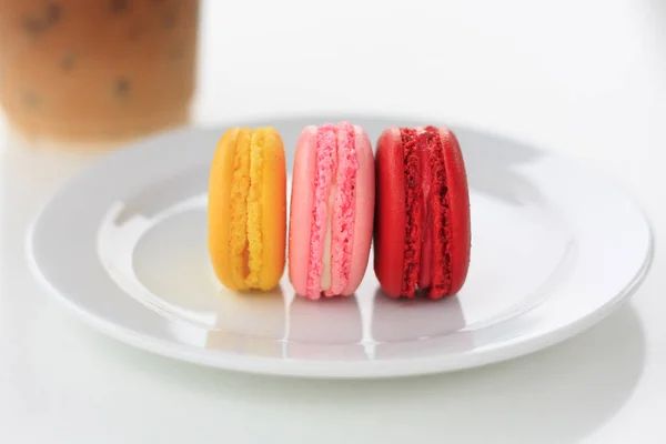 Macarons Français Doux Colorés Avec Tasse Café Sur Table Blanche — Photo