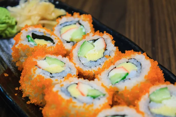 Sushi Roll Baris California Maki Roll Sushi Dengan Kaviar Piring — Stok Foto