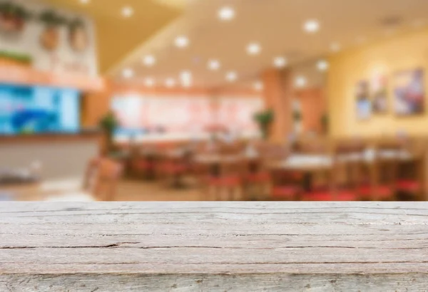 ブラーレストランで木製のテーブル ヴィンテージスタイルの写真 — ストック写真