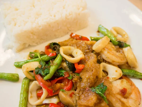 Nasi Dengan Makanan Laut Goreng Dan Kemangi Makanan Thailand — Stok Foto