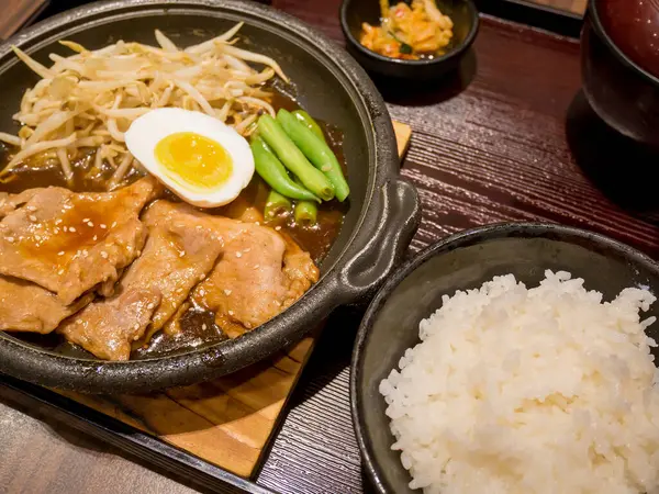 鍋に卵と野菜の入った豚肉 豚鉄板焼き 日本料理 — ストック写真