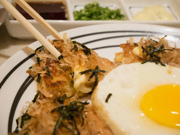 Pizza Japonesa Comida Japonesa Okonomiyaki Con Huevo —  Fotos de Stock