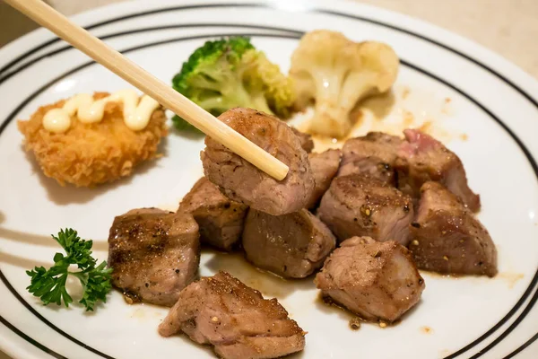 Izgara biftek, biftek Japon usulü yemek, beyaz tabakta.