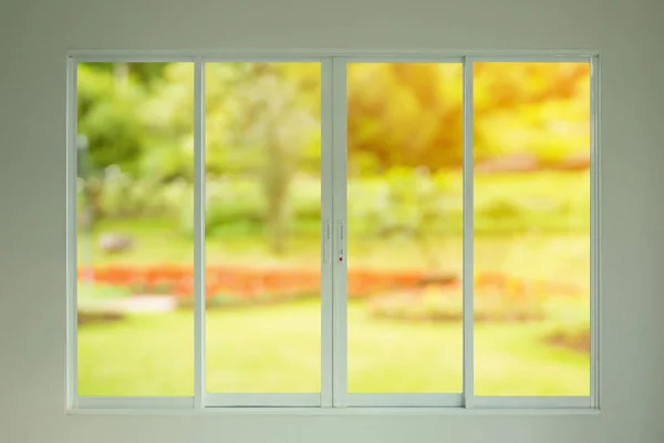 Zielony Widok Ogród Przez Okno — Zdjęcie stockowe