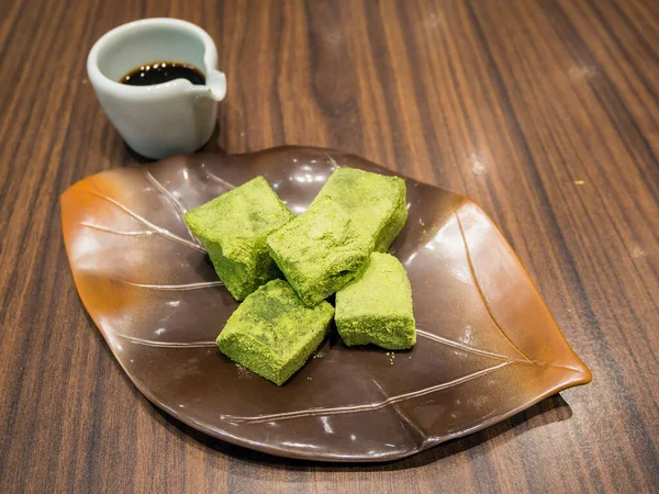 Yeşil çay mochi ve tatlı şurup.