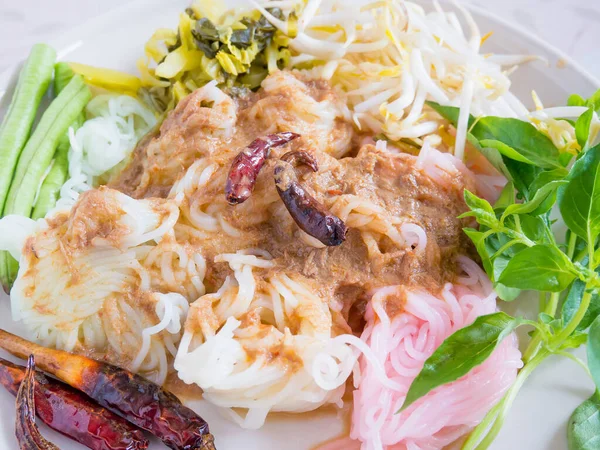 Thai Pedas Beras Vermicelli Dengan Kari Dan Sayuran — Stok Foto