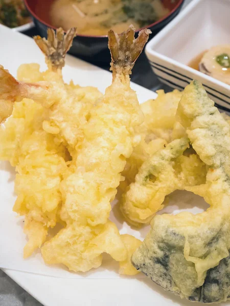 白皿の上のエビ天ぷら 日本料理 — ストック写真