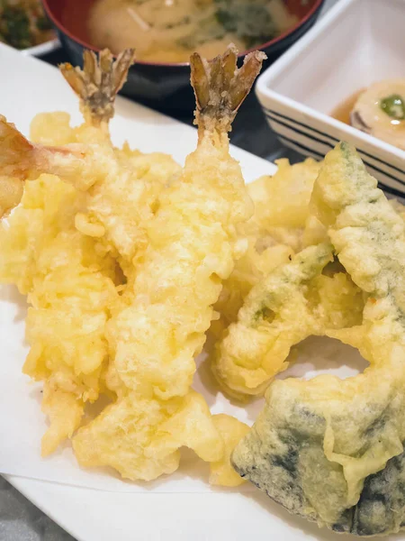 Beyaz tabakta karides tempura, Japon mutfağı.