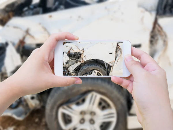 Feminino Usando Telefone Inteligente Móvel Tirando Foto Acidente Carro Danos — Fotografia de Stock