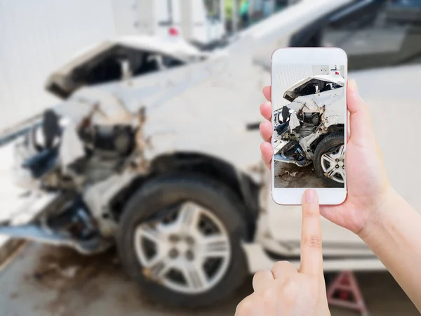 Feminino Usando Telefone Inteligente Móvel Tirando Foto Acidente Carro Danos — Fotografia de Stock