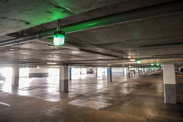 Boş park yeri için yeşil ışık göstergesi