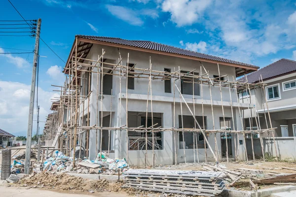 İnşaat alanındaki yeni ev inşaatı devam ediyor